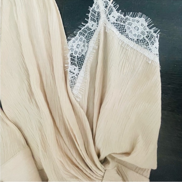 Chantilly lace asymmetrical one sleeve satin effect crinkled camisole - Picture 6 of 9